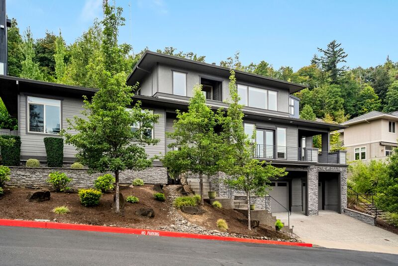 Portland House: 307 NW Meridian Ridge Ct