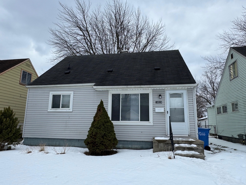 Warren House: 14824 Myola Avenue