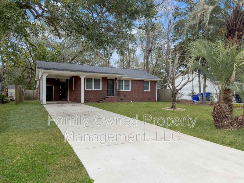 Charleston House: 1522 Joan Street