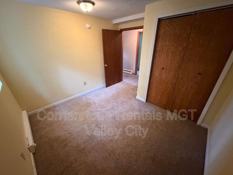Valley City House: 265 Viking Dr