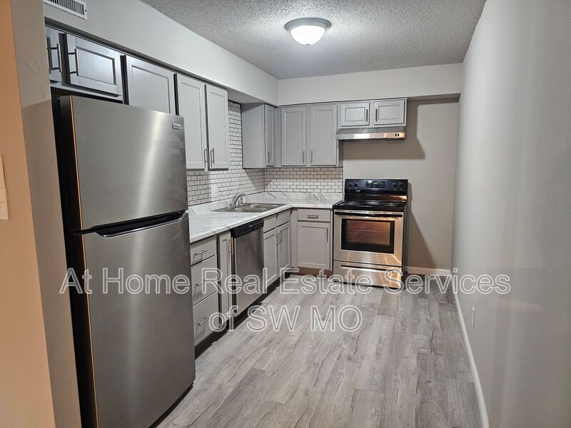 Springfield Condo: 712 E Sunshine