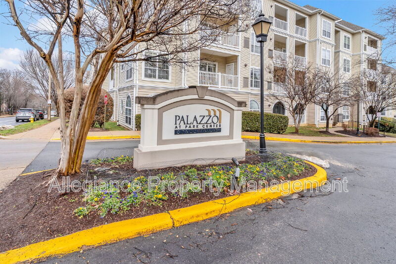 Alexandria House: 4560 Strutfield Lane