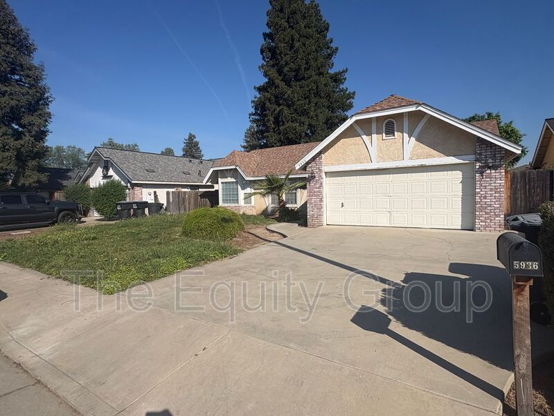 Visalia House: 5936 West Oak Avenue