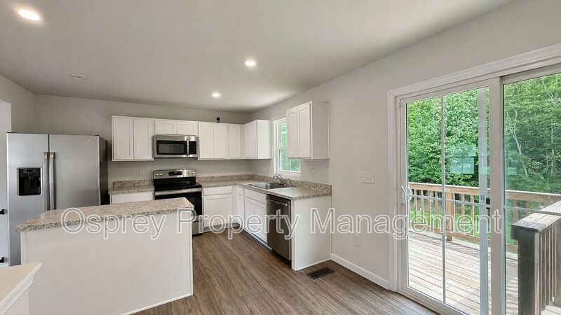 Charming 3-Bedroom Suffolk Home with Garage & Deck - Photo 3