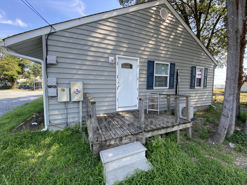 Colonial Beach Condo: 201 North Irving Avenue Apt B