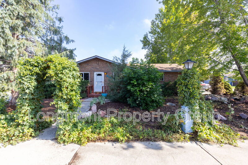 Longmont House: 926 Yeager Pl