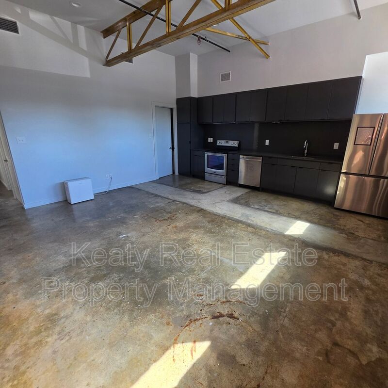 Lafayette House: 136 E Cypress St