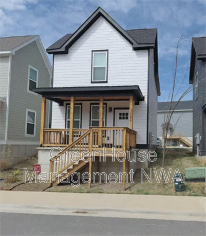 Fayetteville House: 3086 W Salida Ln