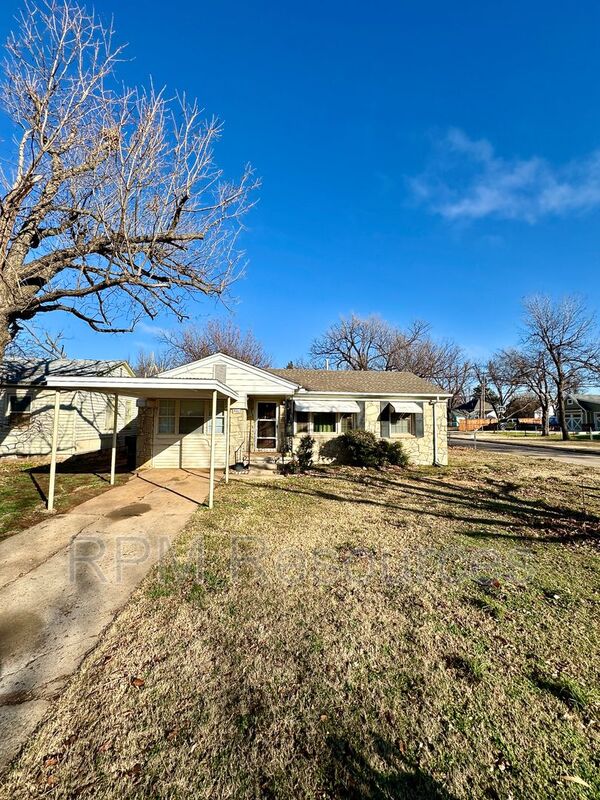 Yukon House: 801 Poplar Avenue