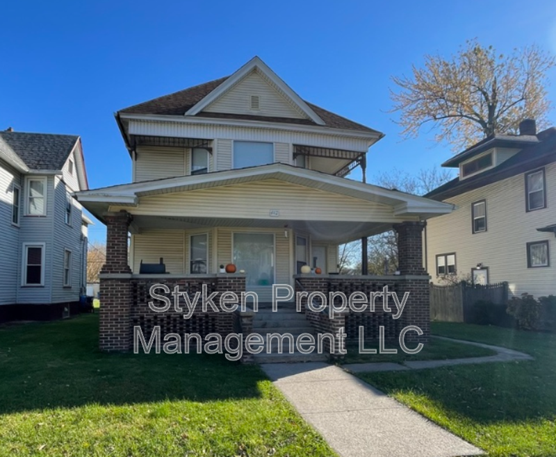 Request a Viewing for 442 South Chicago Avenue 2 Tenant Turner
