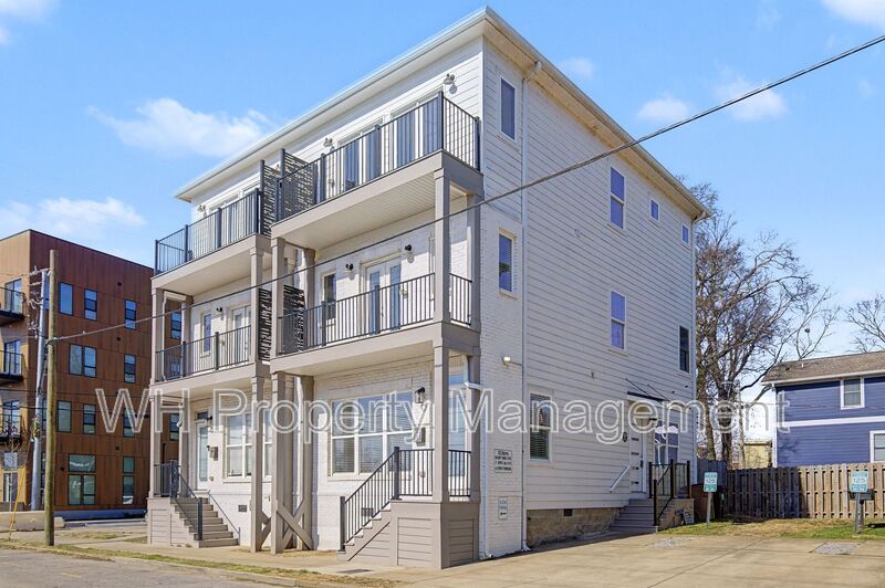 Nashville House: 123 Berry St