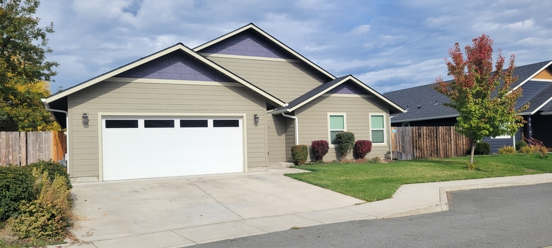 Grants Pass House: 108 SW Little Meadow Ln