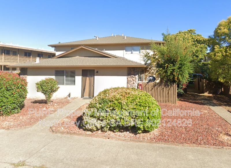 Ukiah Townhome: 106 Laws Avenue A-E