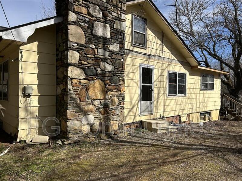 Brevard House: 16 Tuckaway Ln
