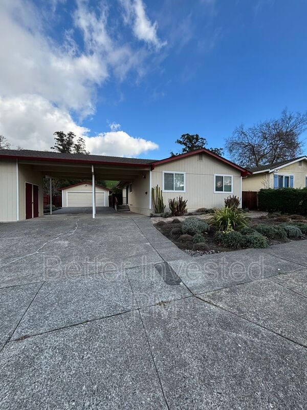 Santa Rosa House: 1912 Cooper Dr