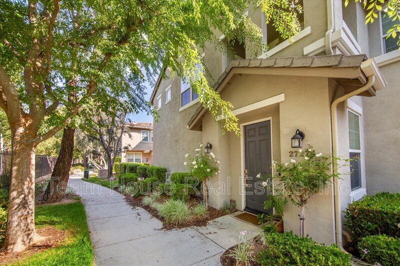 Valencia Townhome: 27274 Arbor Place