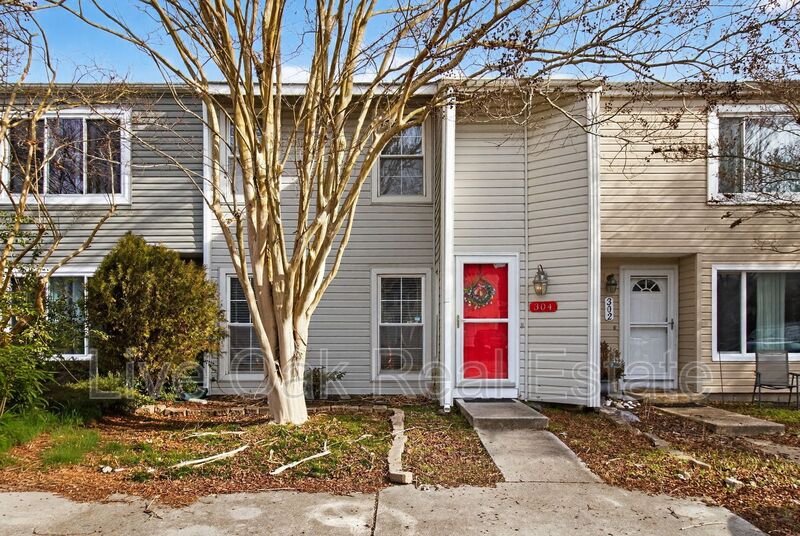 Virginia Beach House: 304 Falling Ln