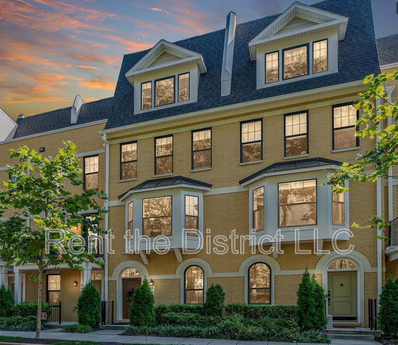 Washington Townhome: 662 Kenneth Street NE