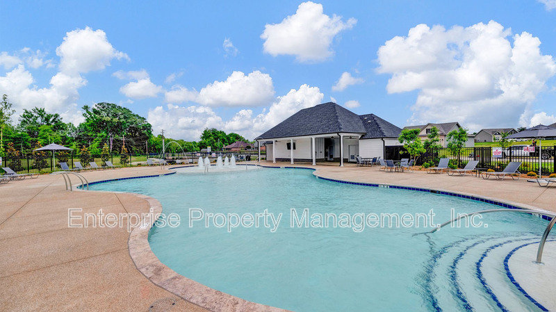 Oakland House: 80 Burr Oak Cv