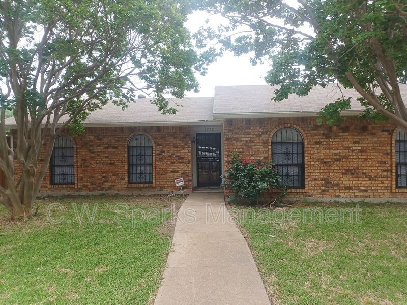 Garland House: 3726 Red Oak Drive