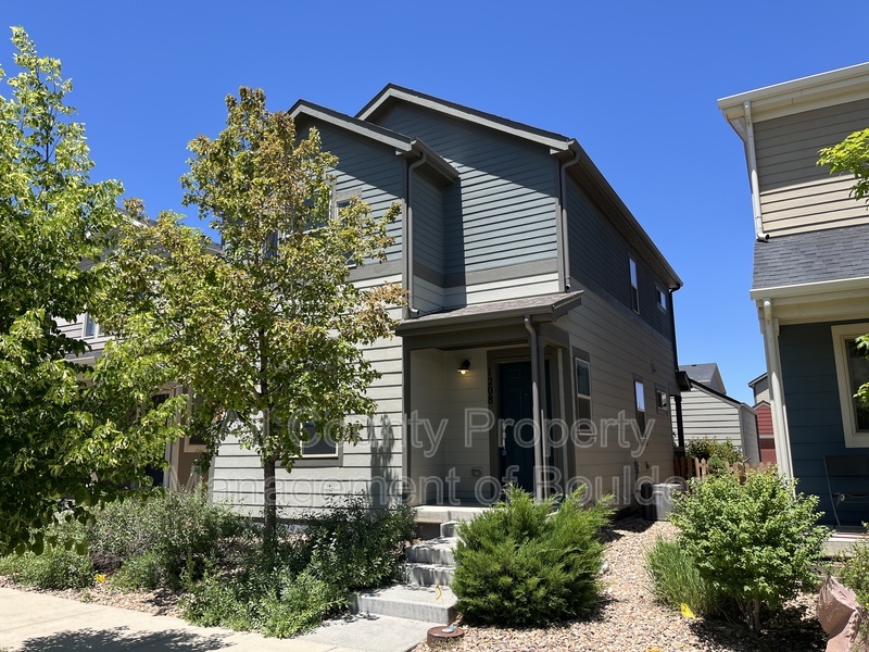 Longmont House: 1208 Hummingbird Circle