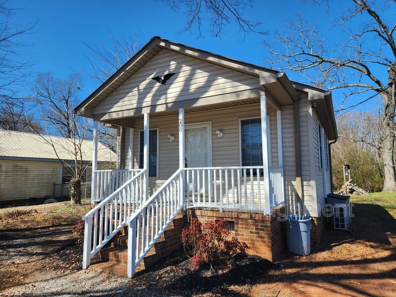 Simpsonville House: 200 Cox Street