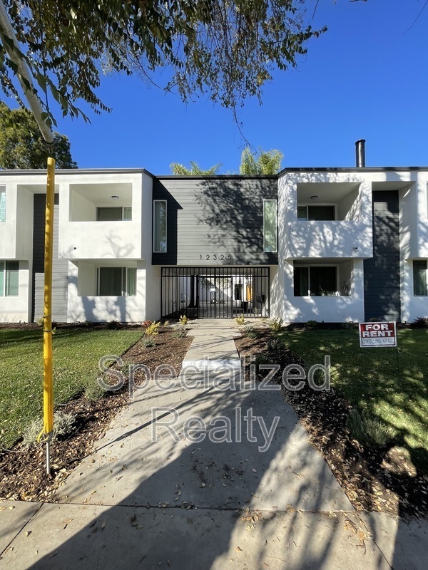 Studio City Condo: 12325 Moorpark St.