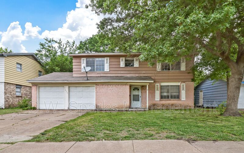 Lancaster House: 633 Rutgers Dr
