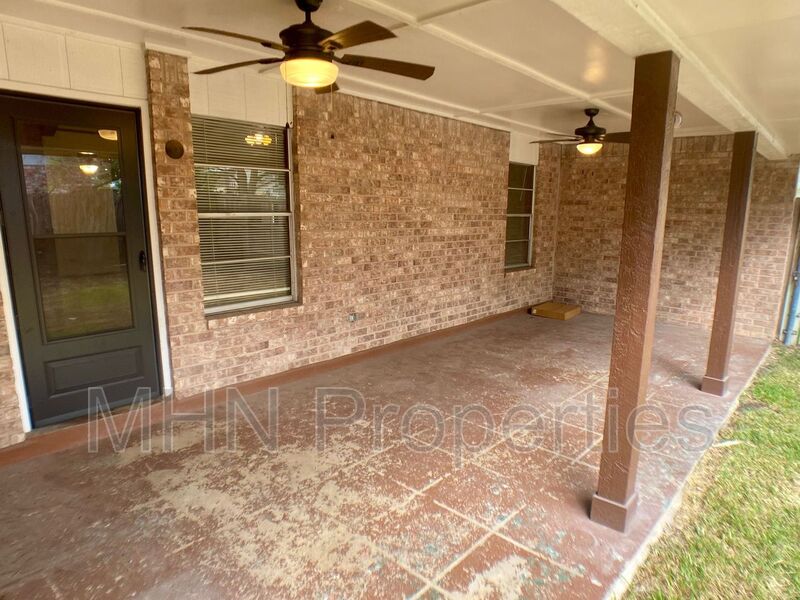 3 bed/2 bath/2 car garage charmer located in the NE with easy access to 410 and I-35 - Photo 16