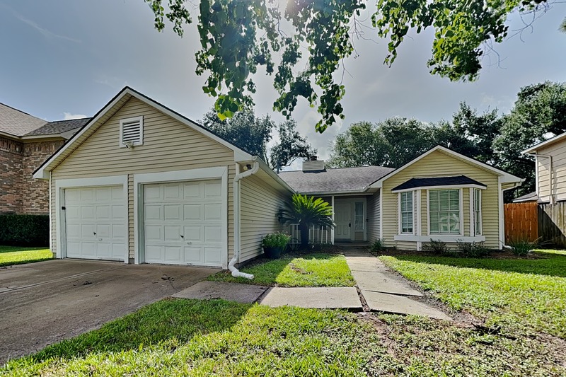 Houston House: 8614 Lake Crystal Dr