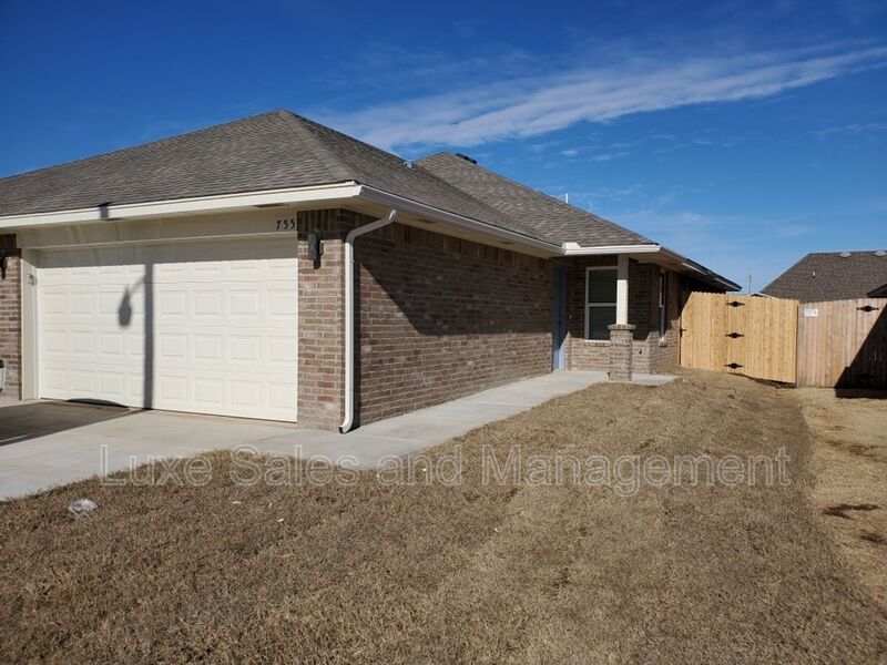 Moore House: 755 SW 13th St