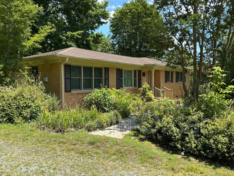 Mills River House: 6 Forge Drive