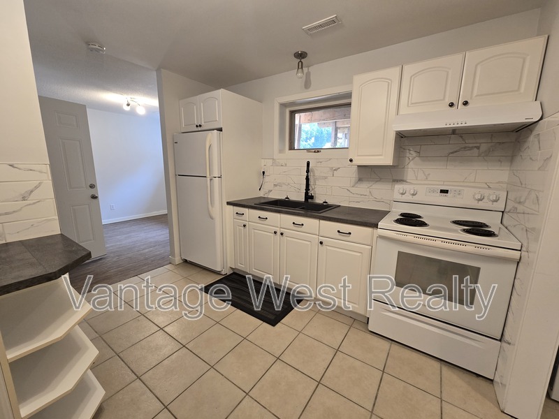 Kelowna House: 315-B Hardie Rd