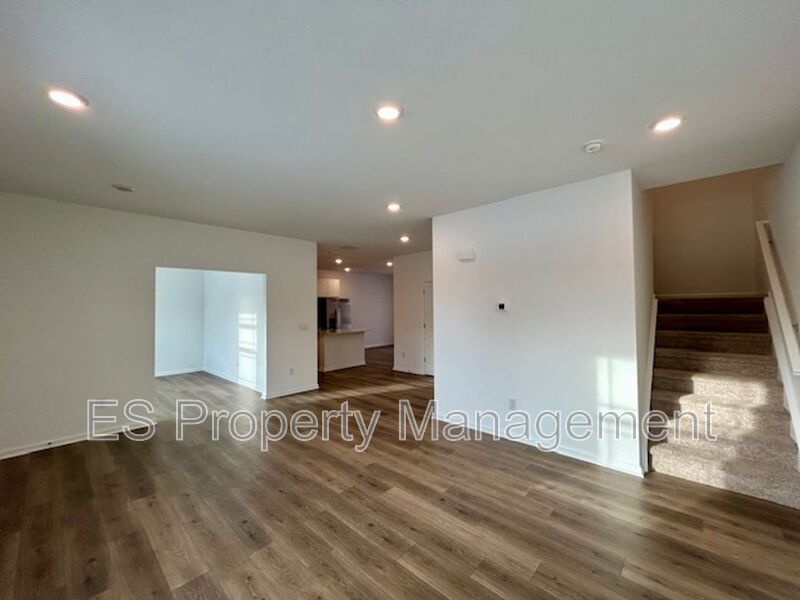 Beautiful, 2 Story Newly Built - 3 Bedroom, 2.5 Bath!  - Photo 3