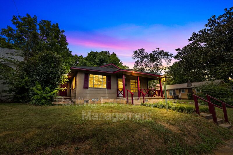 Birmingham House: 2124 47th PL W