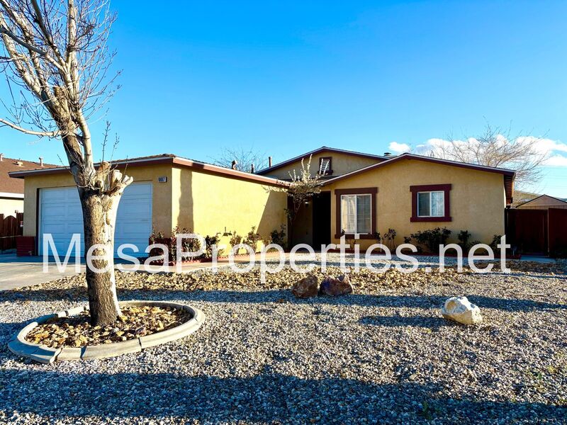 Adelanto House: 10607 Moorfield Cir
