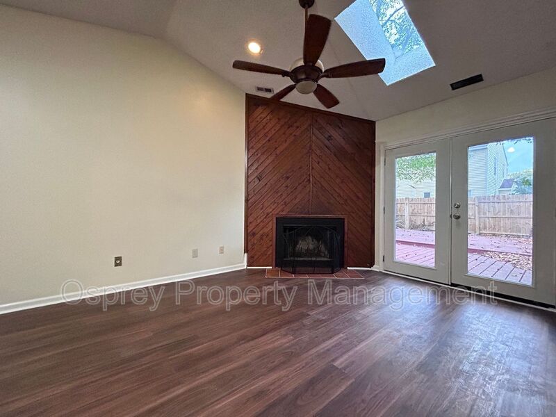 Cozy 2-Bedroom Townhome in Virginia Beach "ASK ABOUT OUR ZERO DEPOSIT" - Photo 2
