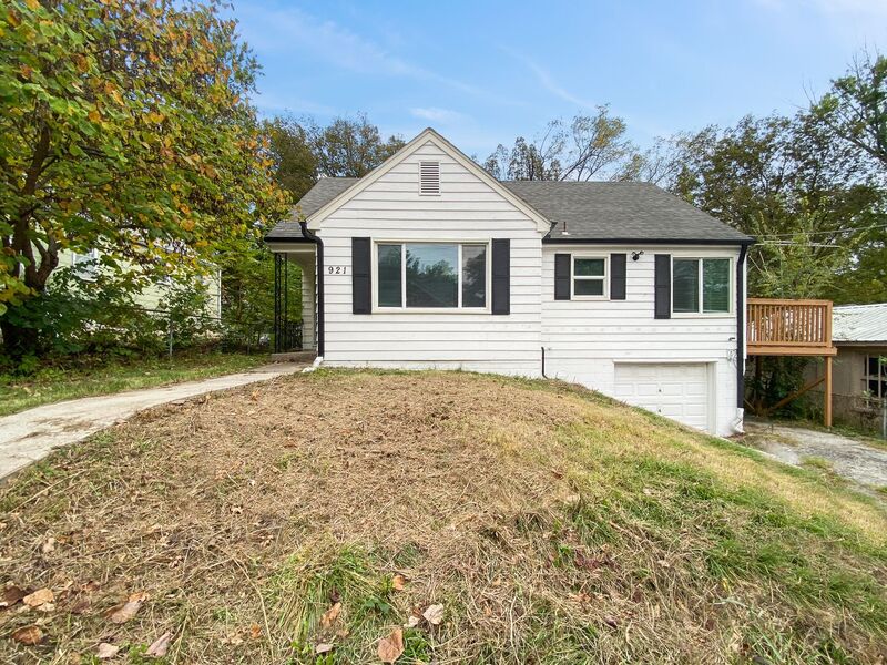 Independence House: 921 S Hawthorne Ave