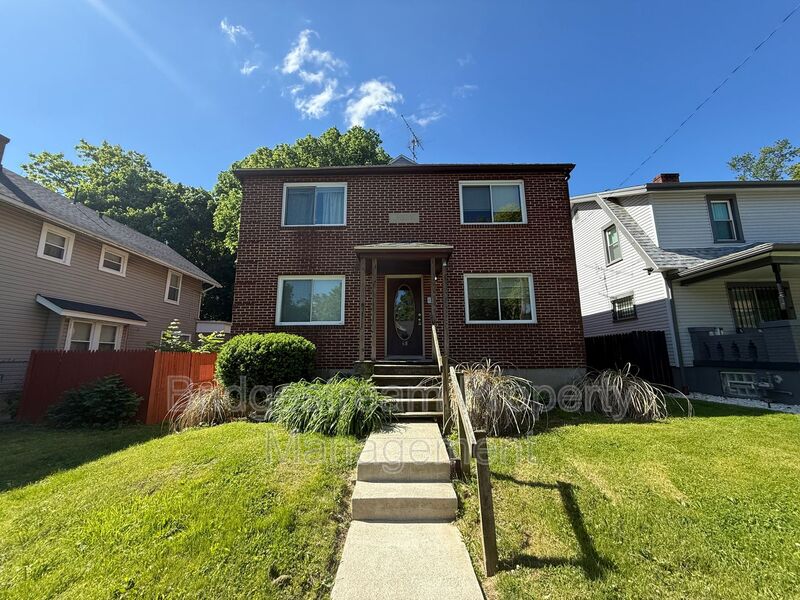 Dayton House: 68 Knecht Dr