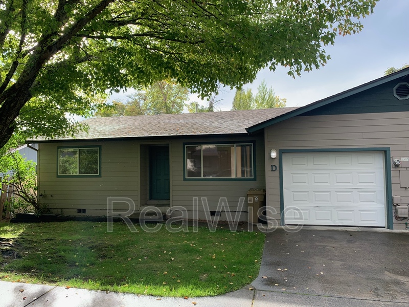 Grants Pass House: 249 SW Rogue River Ave
