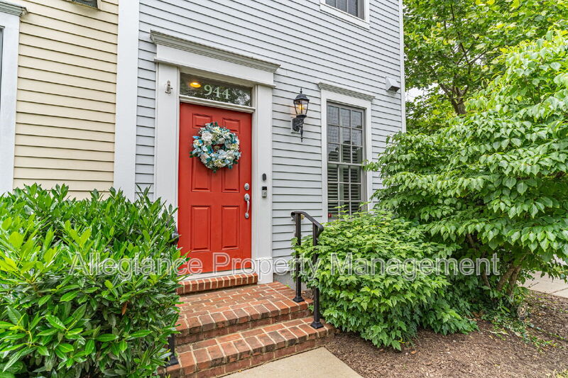 Alexandria House: 944 N Columbus St