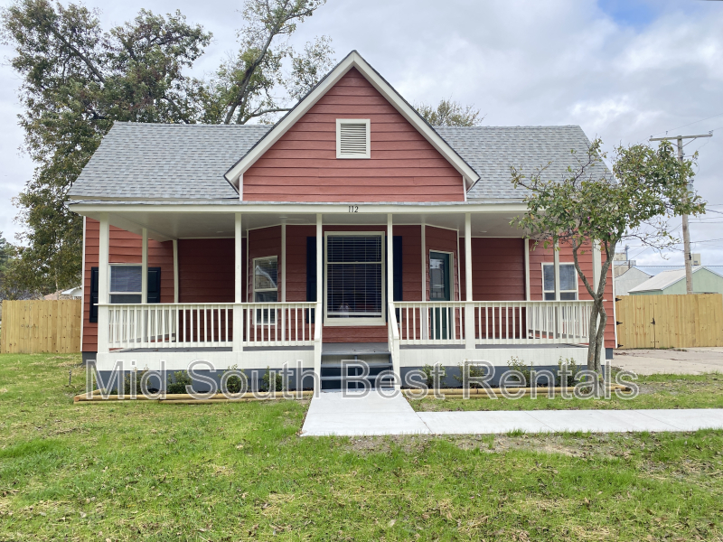 Lonoke House: 112 College St