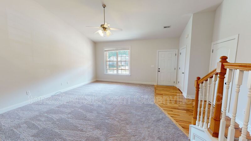 Duncan House: 939 Squires Pointe