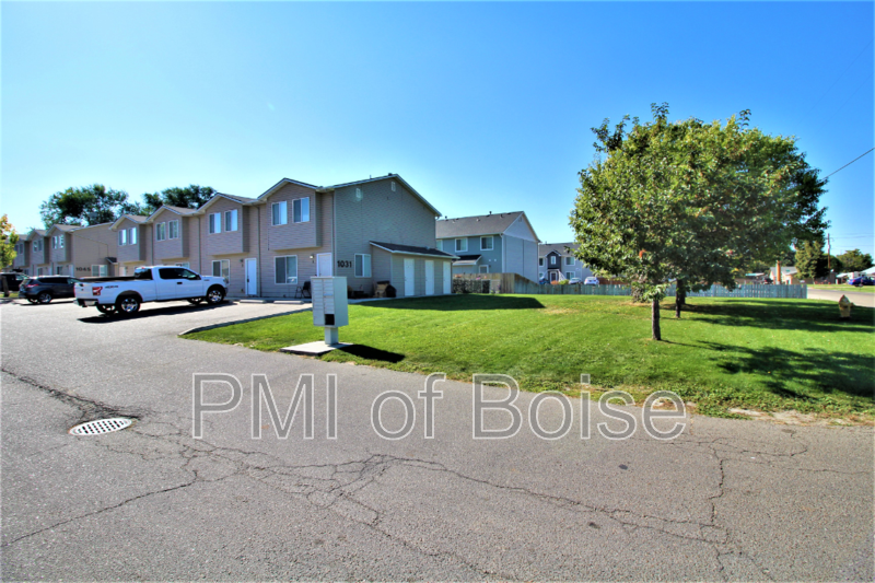Nampa Townhome: 1031 E Iowa Ave