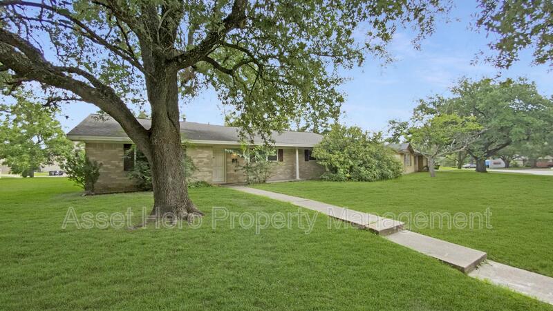 College Station House: 205 Redmond Drive