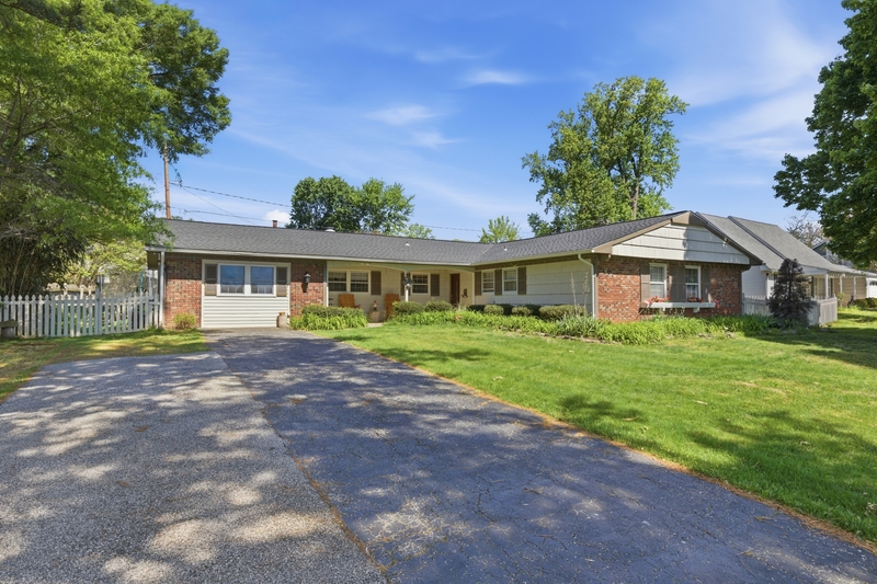 Bowie House: 12426 Chalford Lane