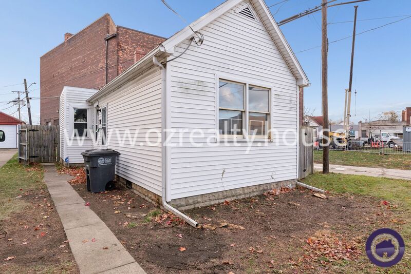 Toledo House: 218 E Park St