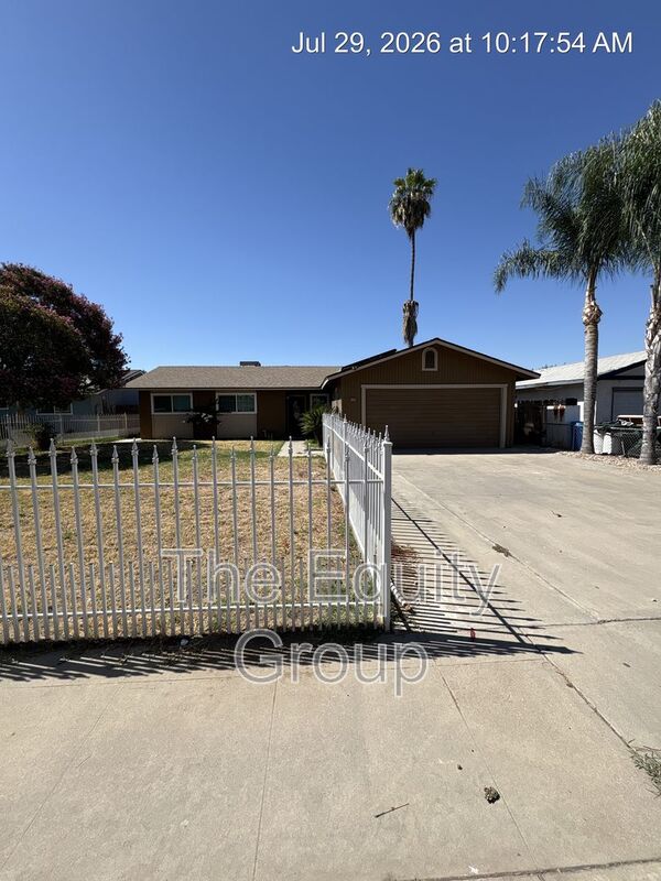 Visalia House: 1737 W Buena Vista