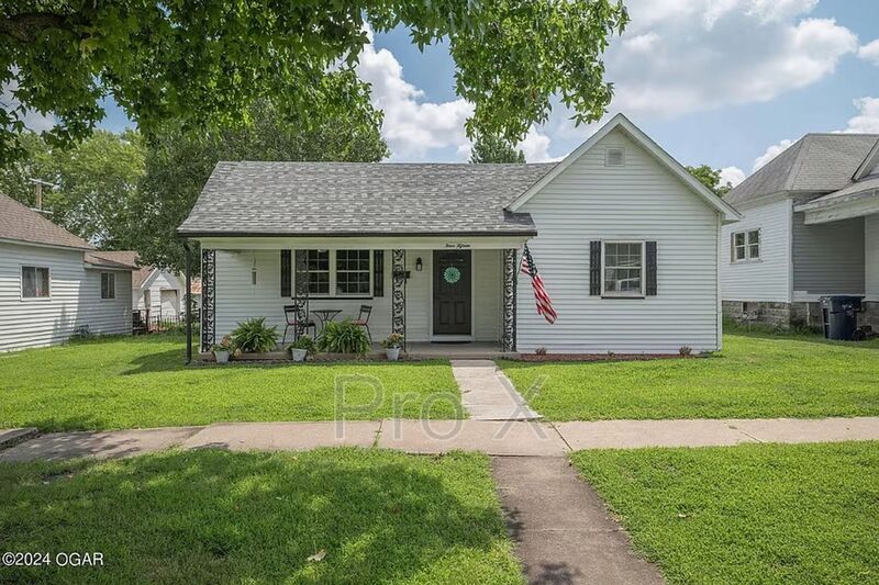 Webb City House: 415 N Pennsylvania St