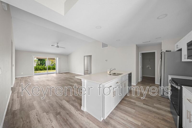 Cape Coral House: 202 NW 25th Pl